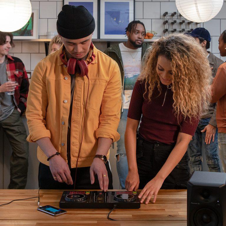 Pioneer introduces smart DJ controller: DDJ-200