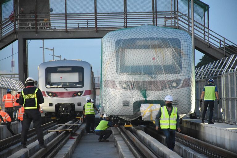 MRT 7 trains