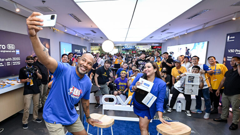 NBA champion Derek Fisher takes groufie with fans using vivo V30 Pro