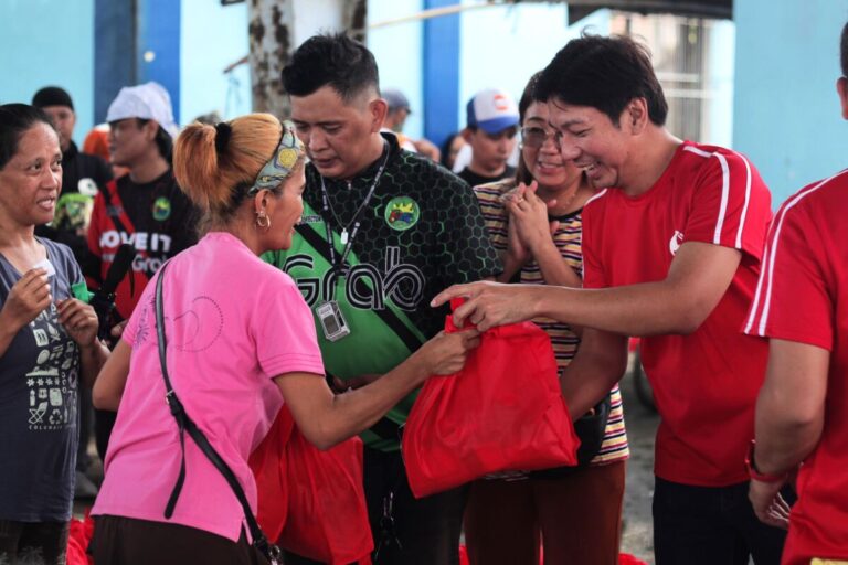 Grab, MOVE IT distribute relief packages to 1,000 families