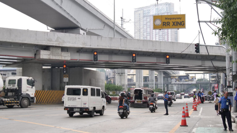 NLEX and MMDA install modern traffic signal lights at NLEX Connector intersections